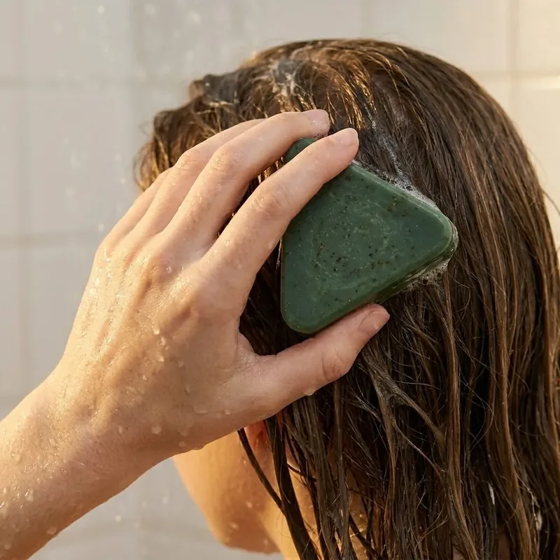 Application du savon sous la douche